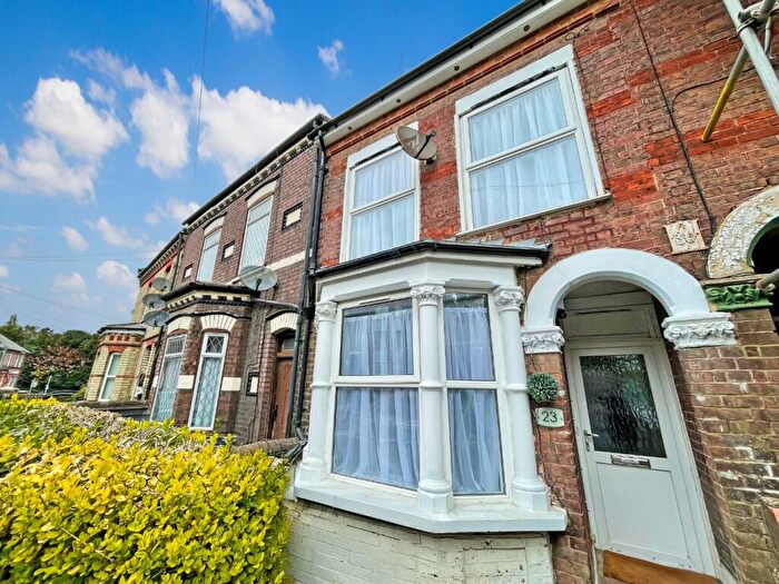 3 Bedroom Terraced House For Sale In Stockwood Crescent, Luton, Bedfordshire, LU1