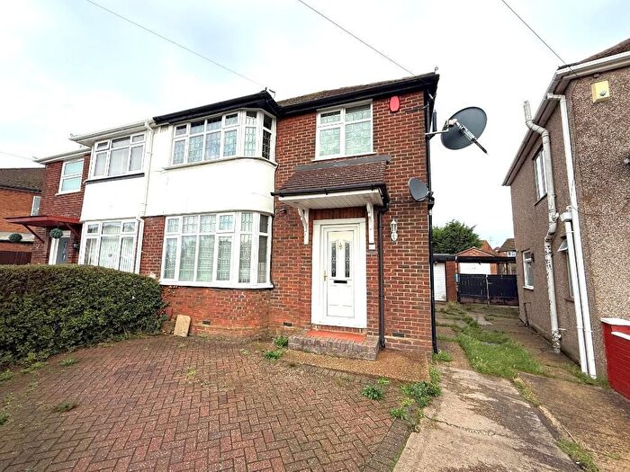 3 Bedroom Semi Detached House For Sale In Hollybush Road, Vauxhall Park, Luton, Bedfordshire, LU2