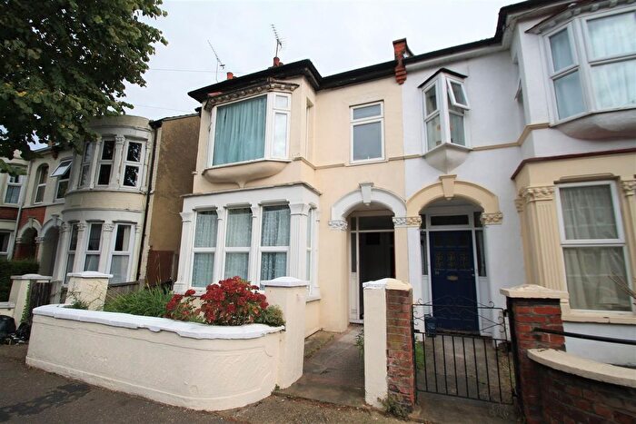 2 Bedroom Flat To Rent In Brightwell Avenue, Westcliff-On-Sea, SS0