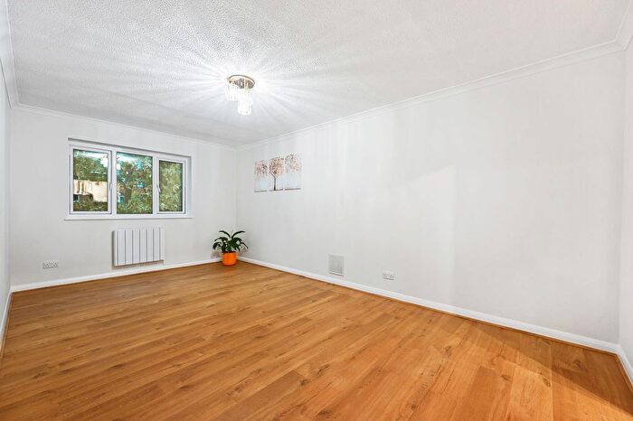 1 Bedroom Flat To Rent In Grove Road, Kingfisher Court, SM1