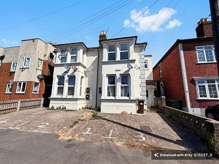2 Bedroom Flat For Sale In Waterloo Road, Southampton, SO15