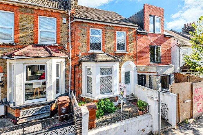 3 Bedroom End Terrace House For Sale In Grove Road, Strood, Rochester, Kent, ME2