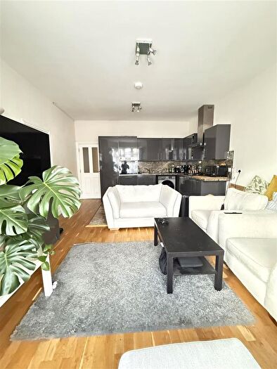 3 Bedroom Flat To Rent In Montana Road, London, SW17