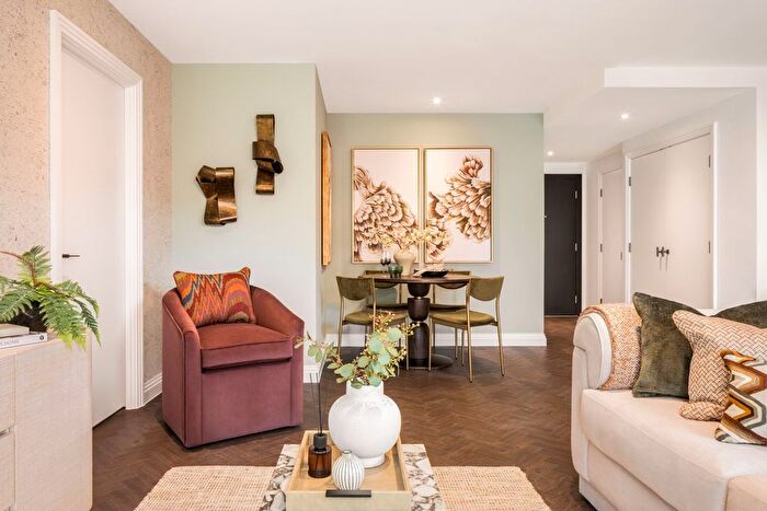 2 Bedroom Flat For Sale In Queens Cross, Royal Docks, E16