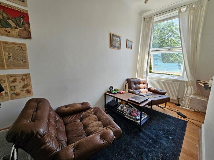 3 Bedroom Flat To Rent In Chatham Street, SE17