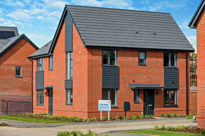 3 Bedroom Town House To Rent In Buckler Ride, Crowthorne, RG45