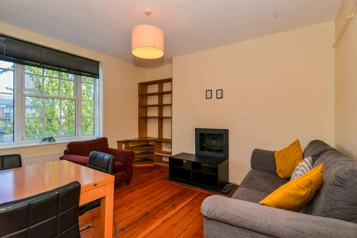 3 Bedroom Flat To Rent In Frazier Street, Waterloo, London, SE1