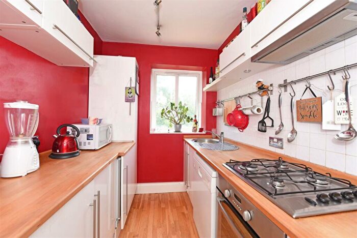 2 Bedroom Flat To Rent In Rosemary Gardens, Mortlake, SW14