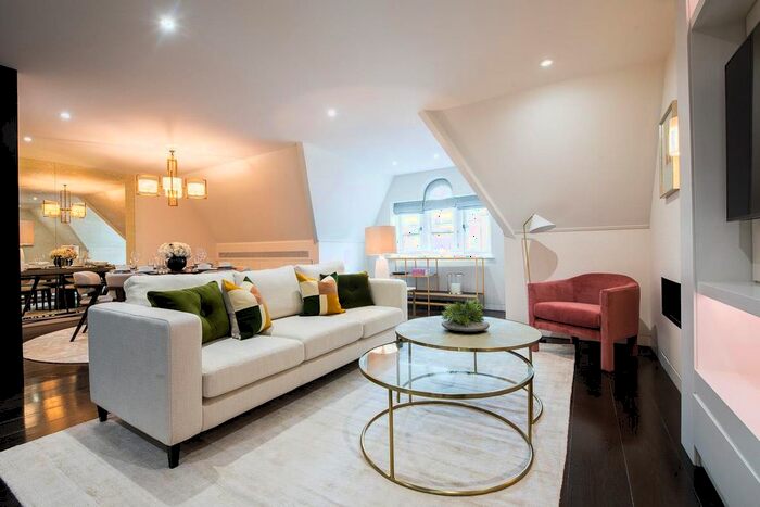 2 Bedroom Flat To Rent In Duke Street, London, W1K