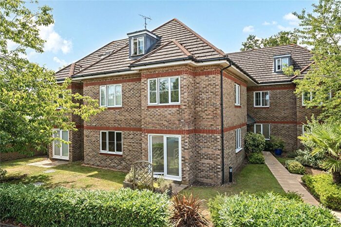 1 Bedroom Flat For Sale In Woodgate Close, Tartar Road, Cobham, Surrey, KT11
