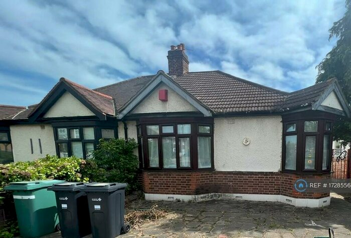 2 Bedroom Bungalow To Rent In New North Road, Ilford, IG6