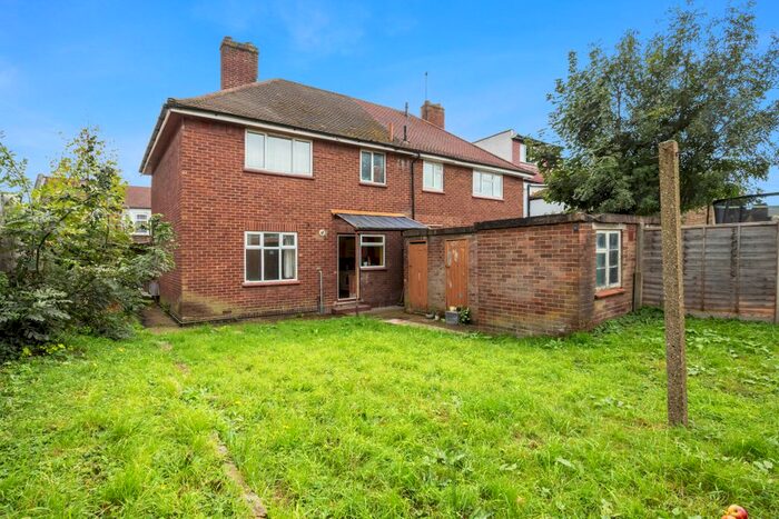 3 Bedroom Semi-Detached House To Rent In Livingstone Road, London, E17