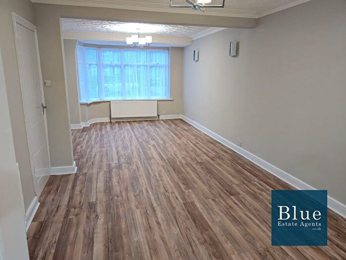 4 Bedroom Semi Detached House To Rent In Avenue Crescent, Hounslow, TW5