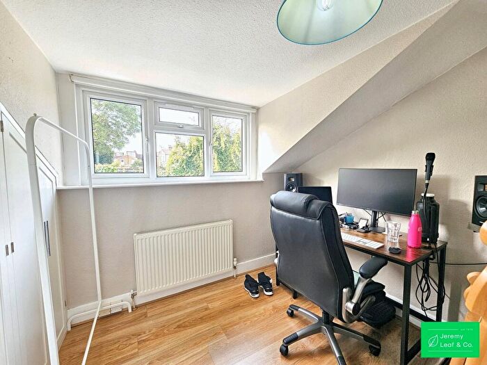 2 Bedroom Cottage For Sale In Red Lion Hill, London, N2