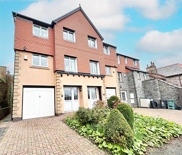 4 Bedroom Town House To Rent In Pentre Wech, Conwy, LL32