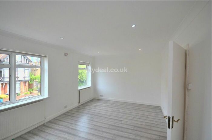 2 Bedroom Flat To Rent In Highlands Avenue, London, W3