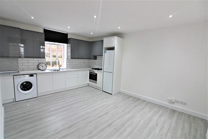 2 Bedroom Flat To Rent In Pennington Drive, Winchmore Hill, N21