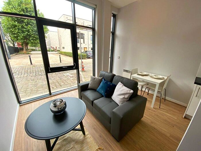 Flat To Rent In Chapel Street, Salford, Manchester, M3