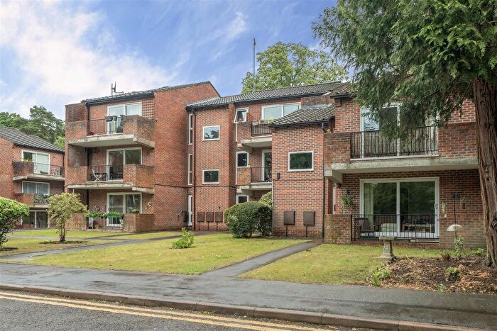 2 Bedroom Flat For Sale In Nugee Court, Dukes Ride, Crowthorne, Berkshire, RG45