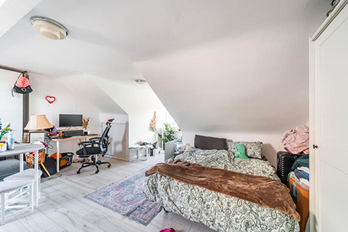 Apartment To Rent In Station Road, Finchley Central, N3