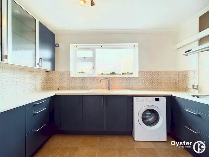 2 Bedroom Flat To Rent In Southdene Court, Pymmes Green Road, N11