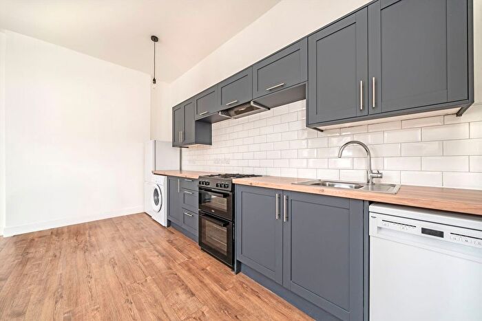 1 Bedroom Flat To Rent In Oaklands Grove, Shepherds Bush, W12