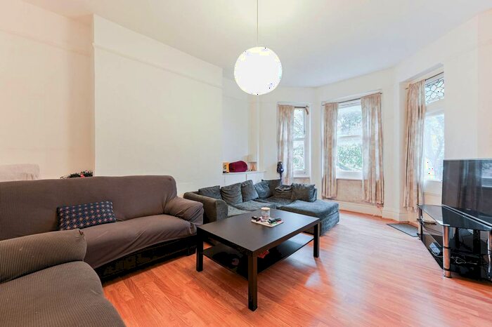 3 Bedroom Flat To Rent In Elms Crescent, Abbeville Village, London, SW4