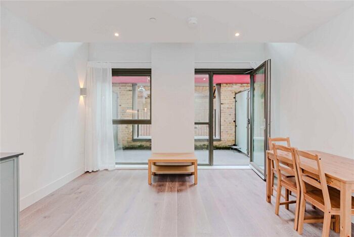 3 Bedroom Apartment For Sale In Windsor Square, Woolwich, SE18