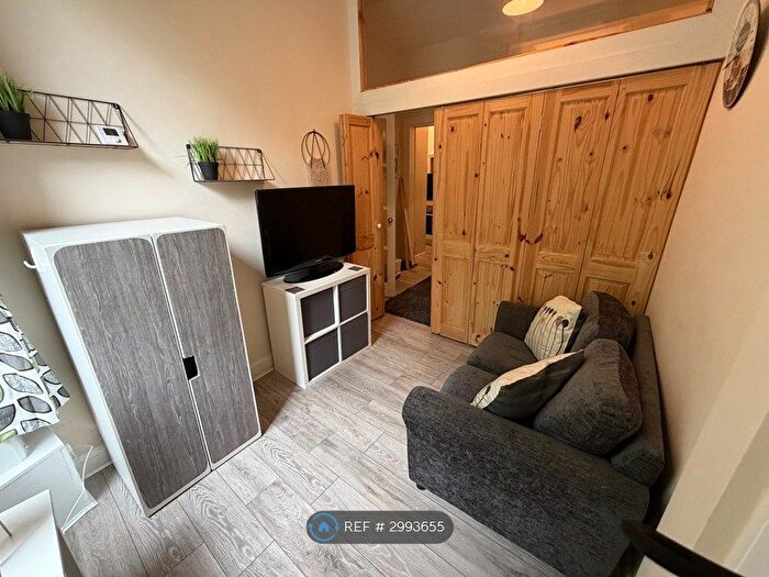 1 Bedroom Flat To Rent In Meadowbank Terrace, Edinburgh, EH8