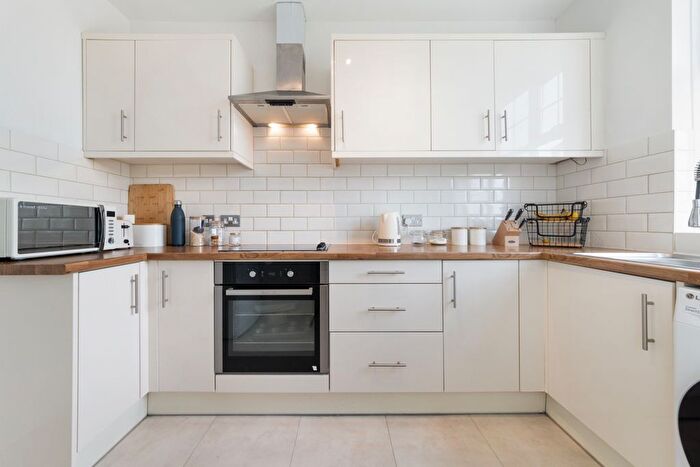 2 Bedroom Flat To Rent In Richmond Road, London, SW20