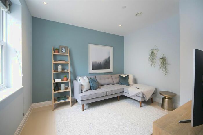 4 Bedroom Town House To Rent In Brewery Lane, Twickenham, TW1
