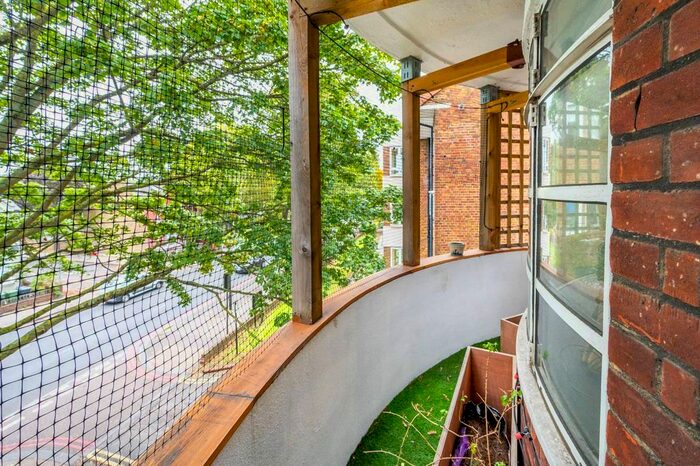 2 Bedroom Flat To Rent In Cubitt House, Clapham, London, SW4