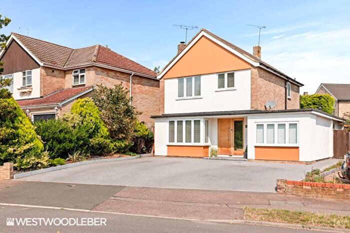 4 Bedroom Detached House For Sale In Roselands Avenue, Hoddesdon, EN11