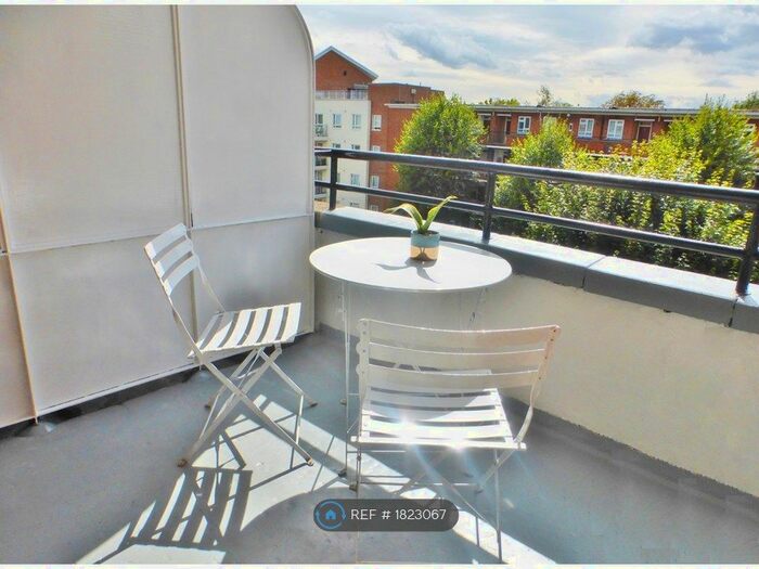 3 Bedroom Flat To Rent In Alfreda Court, London, SW11