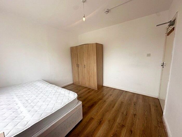 Studio To Rent In Springfield Mount, Colindale, London, NW9