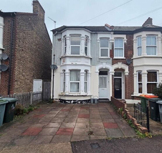 2 Bedroom Flat To Rent In Crescent Road, Plaistow, E13