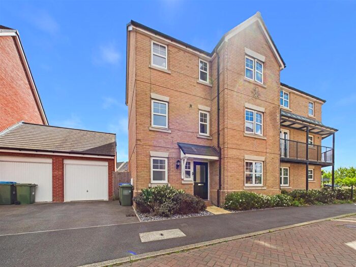 6 Bedroom Town House For Sale In Barland Way, Berryfields, Aylesbury, HP18