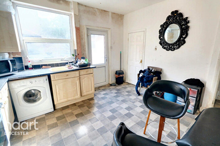 4 Bedroom Semi-Detached House For Sale In Huntingdon Road, Leicester, LE4