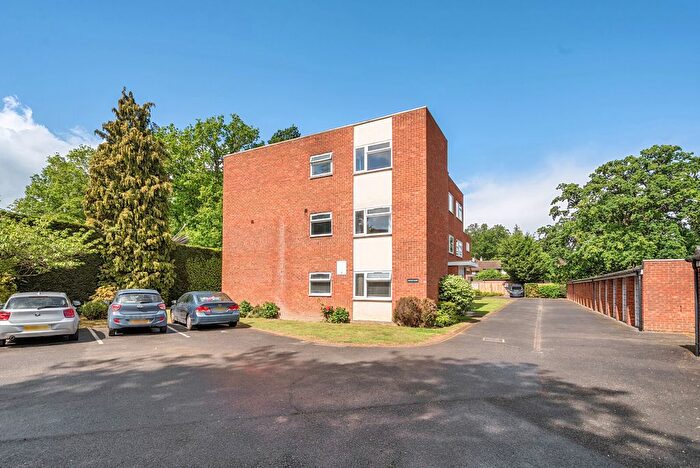 2 Bedroom Flat For Sale In Alwyne Court, Horsell, Woking, GU21