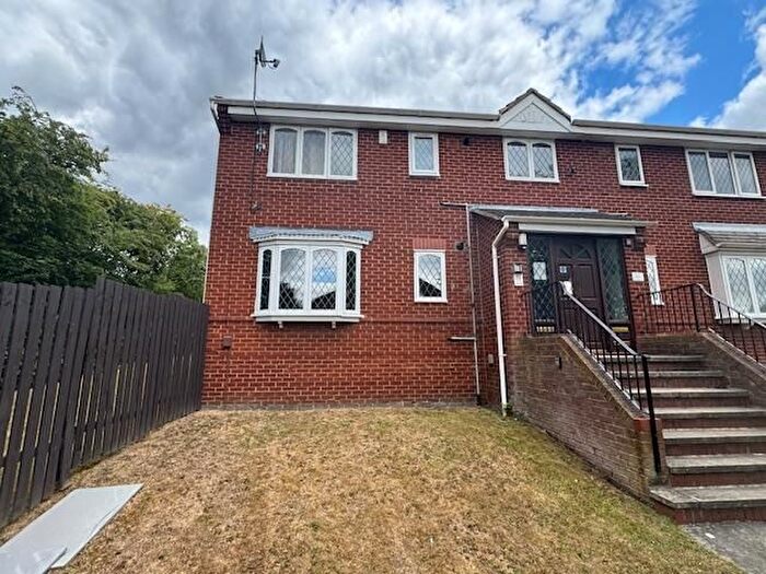 2 Bedroom Flat To Rent In Thirlmere Close, Beeston, Leeds, LS11