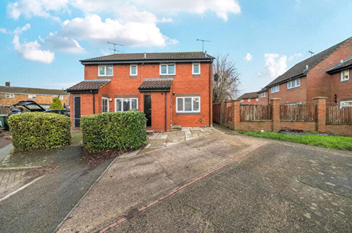 3 Bedroom Semi Detached House For Sale In New Woodfield Green, Dunstable, Bedfordshire, LU5