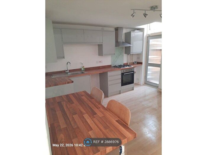 2 Bedroom Maisonette To Rent In Castle Avenue, Rochester, ME1