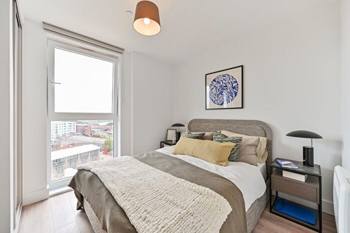 2 Bedroom Flat To Rent In Refinery Square, Slough, London, SL1