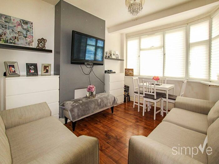 2 Bedroom Flat To Rent In Laburnum Road, Hayes, Middlesex, UB3