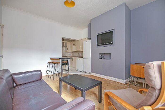 3 Bedroom Flat To Rent In Oakland Road, Jesmond, Newcastle Upon Tyne, NE2