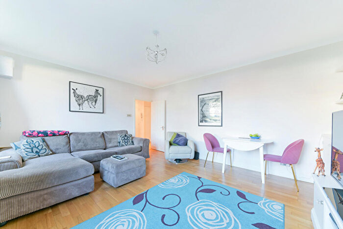 1 Bedroom Flat To Rent In Chalmers House, SW11