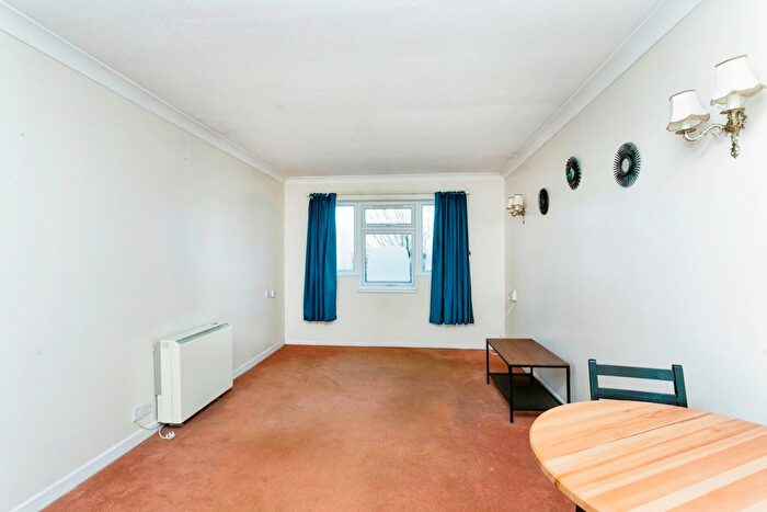 1 Bedroom Flat For Sale In Flintergill Court, Milton Keynes, Buckinghamshire, MK13