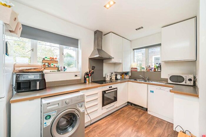 3 Bedroom Flat To Rent In Queens Road, Queens Road, KT2