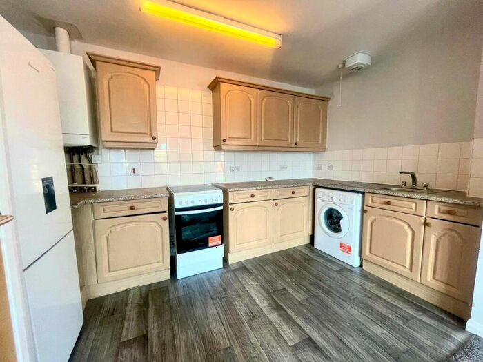 1 Bedroom Flat To Rent In Victoria Court, Manchester, M40