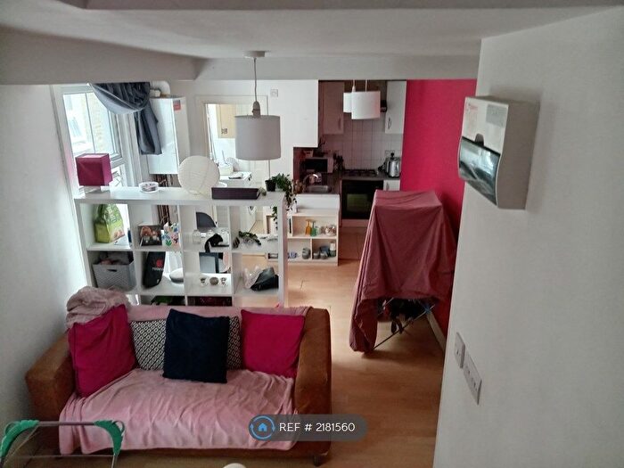 2 Bedroom Flat To Rent In Landor Road, London, SW9